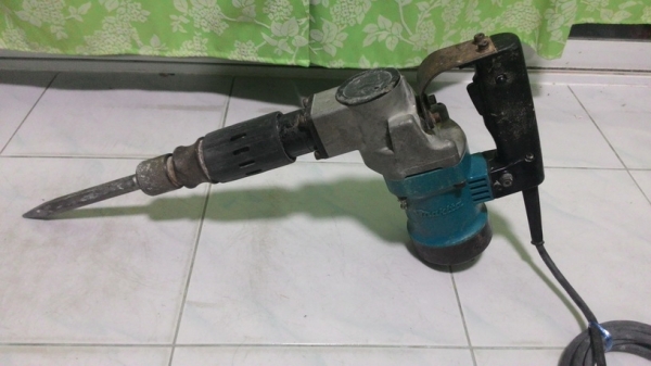 เครื่องสกัดคอนกรีต makita รุ่น 0810 สภาพพร้อมใช้งานครับ