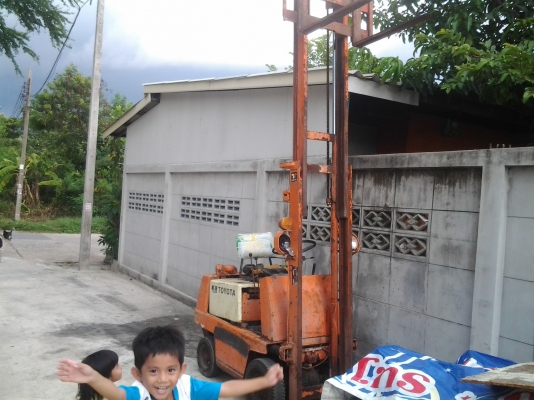 ขายรถโฟคลิฟ 900โล ไฟฟ้า พร้อมใช้งานเปลี่ยนเป็นแบตตารี่บ้านเราแล้วหมดห่วงเรื่องระบบไฟ สูง3เมตร ราคาประหยัดครับขาย 43000 บาท