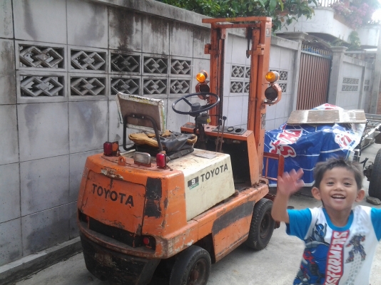 ขายรถโฟคลิฟ 900โล ไฟฟ้า พร้อมใช้งานเปลี่ยนเป็นแบตตารี่บ้านเราแล้วหมดห่วงเรื่องระบบไฟ สูง3เมตร ราคาประหยัดครับขาย 43000 บาท