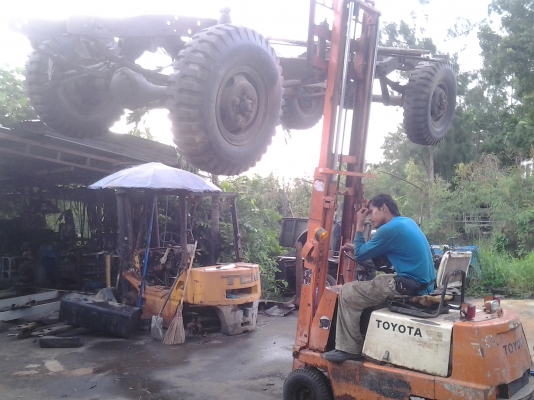 ขายรถโฟคลิฟ 900โล ไฟฟ้า พร้อมใช้งานเปลี่ยนเป็นแบตตารี่บ้านเราแล้วหมดห่วงเรื่องระบบไฟ สูง3เมตร ราคาประหยัดครับขาย 43000 บาท