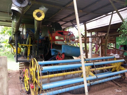 ขายรถเกี่ยวข้าวไทยเส็งยนต์ รุ่นเดี่ยวทรนงค์ ตัวเดิน12 ปั้ม23ไดกิ้น เครื่องJO8C ช่วงล่างดีมาก อุ้ม2.5ตัน สวยพร้อมใช้งาน สนใจโทร 090-8588220คุณนะ ID:narong498 หรือ www.truck.in.th/498