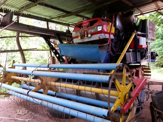 ขายรถเกี่ยวข้าวไทยเส็งยนต์ รุ่นเดี่ยวทรนงค์ ตัวเดิน12 ปั้ม23ไดกิ้น เครื่องJO8C ช่วงล่างดีมาก อุ้ม2.5ตัน สวยพร้อมใช้งาน สนใจโทร 090-8588220คุณนะ ID:narong498 หรือ www.truck.in.th/498