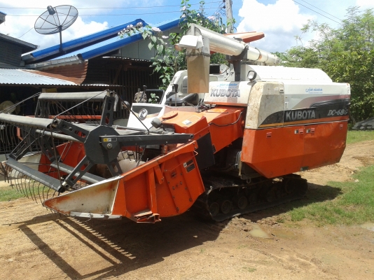 รถเกี่ยวข้าวdc68gปี่2554เล่มทะเบียนพร้อมรถพร้อมใช้ ราคาลดนะครับ 395000