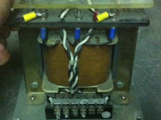 หม้อแปลงไฟจาก 220V.เป็น 100และ 110V. ขนาด กำลังจ่ายไฟได้ถึง 660 VA. สามารถใช้กับเครื่องใช้ไฟฟ้าขนาดใหญ่ที่นำเข้ามาได้ หม้อแปลงไฟจาก 220V.เป็น 100และ 110V. ขนาด กำลังจ่ายไฟได้ถึง 660 VA. สามารถใช้กับเครื่องใช้ไฟฟ้าขนาดใหญ่ที่นำเข้ามาได้