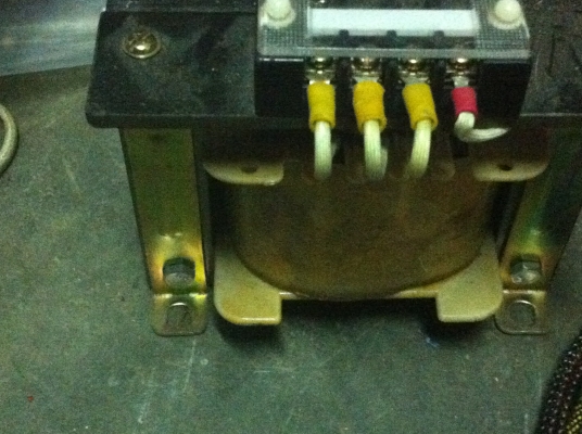 หม้อแปลงไฟจาก 220V.เป็น 100และ 110V. ขนาด กำลังจ่ายไฟได้ถึง 660 VA. สามารถใช้กับเครื่องใช้ไฟฟ้าขนาดใหญ่ที่นำเข้ามาได้ หม้อแปลงไฟจาก 220V.เป็น 100และ 110V. ขนาด กำลังจ่ายไฟได้ถึง 660 VA. สามารถใช้กับเครื่องใช้ไฟฟ้าขนาดใหญ่ที่นำเข้ามาได้