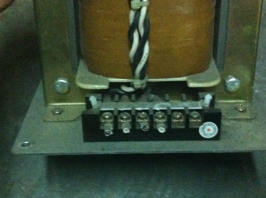 หม้อแปลงไฟจาก 220V.เป็น 100และ 110V. ขนาด กำลังจ่ายไฟได้ถึง 660 VA. สามารถใช้กับเครื่องใช้ไฟฟ้าขนาดใหญ่ที่นำเข้ามาได้ หม้อแปลงไฟจาก 220V.เป็น 100และ 110V. ขนาด กำลังจ่ายไฟได้ถึง 660 VA. สามารถใช้กับเครื่องใช้ไฟฟ้าขนาดใหญ่ที่นำเข้ามาได้