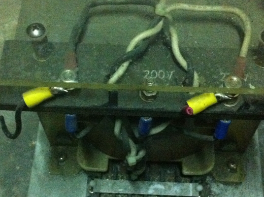 หม้อแปลงไฟจาก 220V.เป็น 100และ 110V. ขนาด กำลังจ่ายไฟได้ถึง 660 VA. สามารถใช้กับเครื่องใช้ไฟฟ้าขนาดใหญ่ที่นำเข้ามาได้ หม้อแปลงไฟจาก 220V.เป็น 100และ 110V. ขนาด กำลังจ่ายไฟได้ถึง 660 VA. สามารถใช้กับเครื่องใช้ไฟฟ้าขนาดใหญ่ที่นำเข้ามาได้