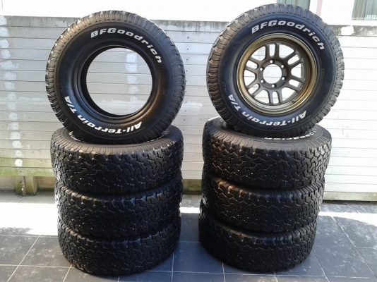 มาอีกแล้วครับ max xt11 รัดด้วยยาง bf at 265/70/16 ปี 09 และมี bf at 265/75/16 ปี 10 อีก1ชุดครับ