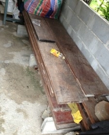 ไม้พื้นมะค่าหน้า 12 หนา 1.5 นิ้วรางลิ้นสวยๆครับไม้เก่าลอตท้ายครับ  หน้า 12  นิ้ว หนานิ้วครึ่ง ยาว 2  เมตรครับ ลางริ้นครับ มีประมาณ 50  ตารางวาครับ ทำลูกบรรไดได้สบายๆครับ ราคานี้คุ้มมากครับ