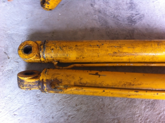 กระบอกไฮโดรลิค แกนโตประมาณ 30 มม. ระยะชักเลื่อนตัว 40 ซม. แกนกระบอกไม่มีรอย