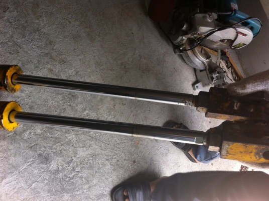 กระบอกไฮโดรลิค แกนโตประมาณ 30 มม. ระยะชักเลื่อนตัว 40 ซม. แกนกระบอกไม่มีรอย