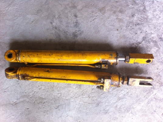 กระบอกไฮโดรลิค แกนโตประมาณ 30 มม. ระยะชักเลื่อนตัว 40 ซม. แกนกระบอกไม่มีรอย