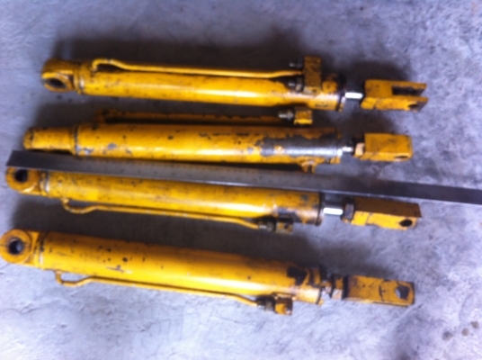 กระบอกไฮโดรลิค แกนโตประมาณ 30 มม. ระยะชักเลื่อนตัว 40 ซม. แกนกระบอกไม่มีรอย