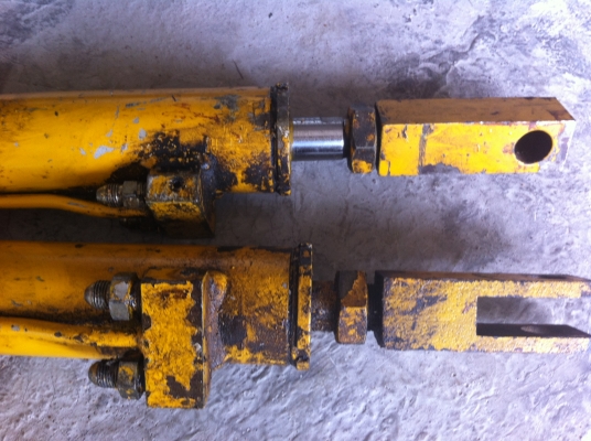 กระบอกไฮโดรลิค แกนโตประมาณ 30 มม. ระยะชักเลื่อนตัว 40 ซม. แกนกระบอกไม่มีรอย