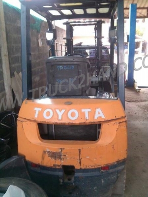 รถโฟล์คลิฟท์ ยี่ห้อ TOYOTA เสายกสูง 3 เมตร ยกได้ 1 ตัน เชื้อเพลิงเบนซิน