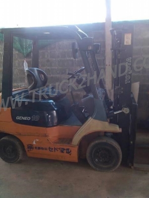 รถโฟล์คลิฟท์ ยี่ห้อ TOYOTA เสายกสูง 3 เมตร ยกได้ 1 ตัน เชื้อเพลิงเบนซิน