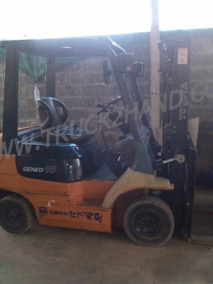 รถโฟล์คลิฟท์ ยี่ห้อ TOYOTA เสายกสูง 3 เมตร ยกได้ 1 ตัน เชื้อเพลิงเบนซิน