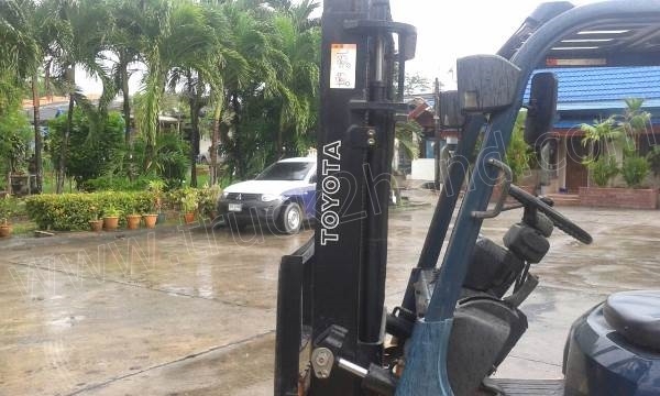 รถโฟล์คลิฟท์ ยี่ห้อ TOYOTA เสายกสูง 3 เมตร ยกได้ 1 ตัน เชื้อเพลิงเบนซิน
