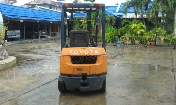 รถโฟล์คลิฟท์ ยี่ห้อ TOYOTA เสายกสูง 3 เมตร ยกได้ 1 ตัน เชื้อเพลิงเบนซิน