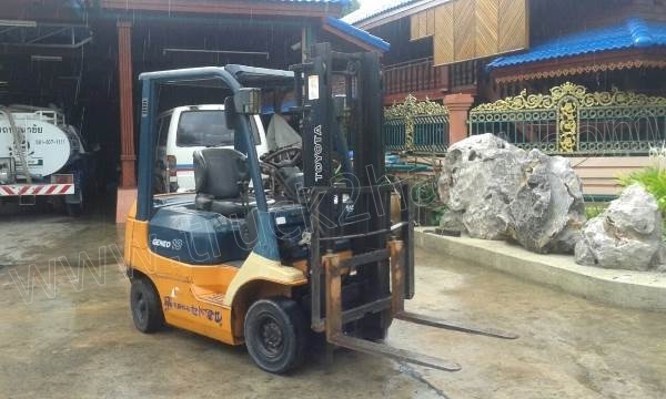 รถโฟล์คลิฟท์ ยี่ห้อ TOYOTA เสายกสูง 3 เมตร ยกได้ 1 ตัน เชื้อเพลิงเบนซิน