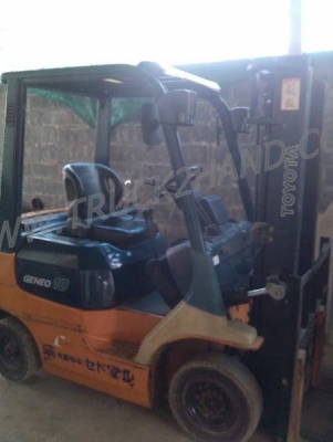 รถโฟล์คลิฟท์ ยี่ห้อ TOYOTA เสายกสูง 3 เมตร ยกได้ 1 ตัน เชื้อเพลิงเบนซิน