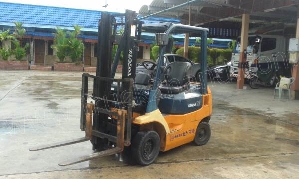 รถโฟล์คลิฟท์ ยี่ห้อ TOYOTA เสายกสูง 3 เมตร ยกได้ 1 ตัน เชื้อเพลิงเบนซิน