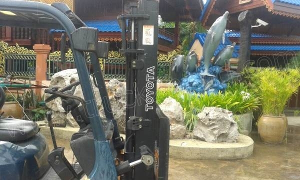 รถโฟล์คลิฟท์ ยี่ห้อ TOYOTA เสายกสูง 3 เมตร ยกได้ 1 ตัน เชื้อเพลิงเบนซิน