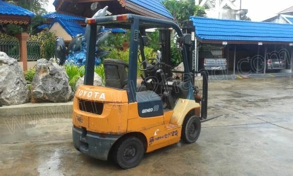 รถโฟล์คลิฟท์ ยี่ห้อ TOYOTA เสายกสูง 3 เมตร ยกได้ 1 ตัน เชื้อเพลิงเบนซิน