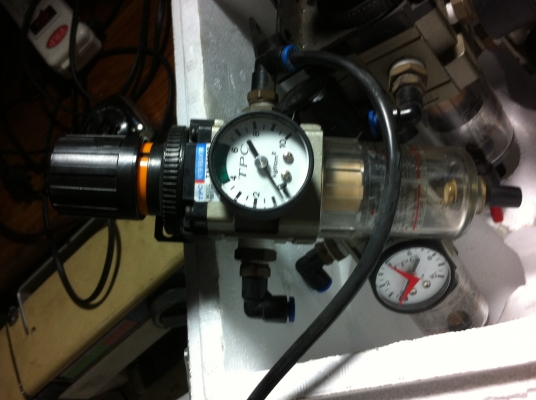 ชุดตัวปรับตั้งแรงดันลม พร้อมกับตัวดักน้ำ ยี่ห้อ TAW  ปรับตั้งแรงดันได้ 0.5- 8.5 kgf/cm2 กระเป๋าดักน้ำขนาดเส็นผ่าศูนย์กลาง 4.5 ซม.