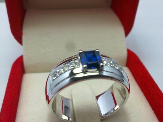 แหวนปลอกมีดเงินฝังพลอยกับเพชรสวิส