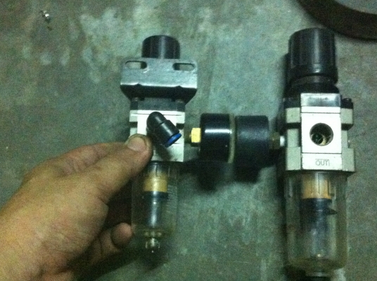 ชุดตัวปรับตั้งแรงดันลม พร้อมกับตัวดักน้ำ ยี่ห้อ SMC ปรับตั้งแรงดันได้ 0.1- 8.5 kgf/cm2 กระเป๋าดักน้ำขนาดเส็นผ่าศูนย์กลาง 3.5 ซม ชุดตัวปรับตั้งแรงดันลม พร้อมกับตัวดักน้ำ ยี่ห้อ SMC ปรับตั้งแรงดันได้ 0.1- 8.5 kgf/cm2 กระเป๋าดักน้ำขนาดเส็นผ่าศูนย์กลาง 3.5 ซม