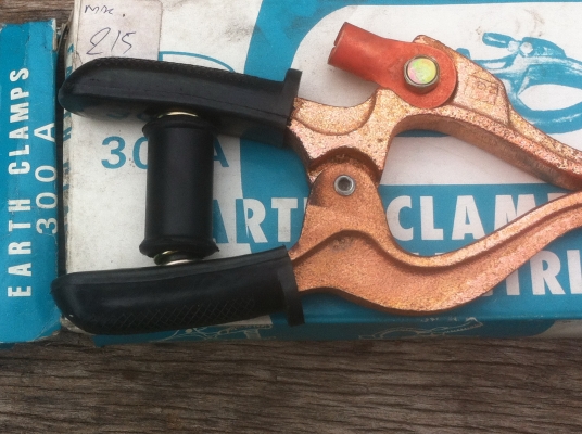 ปากคีมสายกาว TYSUN ขนาด 300 A. ส่วนมือจับเป็นพลาติกไฟไม่ดูด คีบกาวแน่น ทำให้ไฟเดินได้ดี ไฟไม่อาร์ค งานเชื่อมก็จะสวย