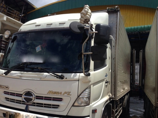 รถฮีโน่ 10 ล้อ ตู้เย็น  260 แรงม้า. ปี 49  สนใจติดต่อ 081 - 6079515