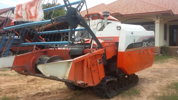 ขายรถเกี่ยวข้าวkubota plus พร้อมเทเลอร์ เล่มทะเบียนพร้อมโอน