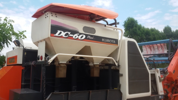 ขายรถเกี่ยวข้าวkubota plus พร้อมเทเลอร์ เล่มทะเบียนพร้อมโอน ขายรถเกี่ยวข้าวkubota plus พร้อมเทเลอร์ เล่มทะเบียนพร้อมโอน