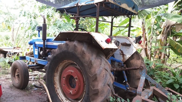 ***ขายแล้วครับขอบคุณ Truck2hand <ถูกๆจัดให้ ร่วมสู้ด้วยกัน พี่น้องครับ !!>>ขายถูกๆ รถไถเพลาเดียว FORD T2 รหัส 683F 6090AAB,703F 6016AAA เครื่องเดิมเกียร์เดิม เครื่องดี มีอ่อนนิดนึง เกียร์เดิมไม่หลุดไม่หอน ระบบไฮฯใช้งานปกติ ไม่แตก สีสันสวย บอดี้ดี