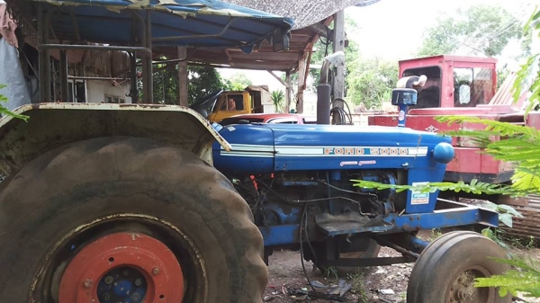 ***ขายแล้วครับขอบคุณ Truck2hand <ถูกๆจัดให้ ร่วมสู้ด้วยกัน พี่น้องครับ !!>>ขายถูกๆ รถไถเพลาเดียว FORD T2 รหัส 683F 6090AAB,703F 6016AAA เครื่องเดิมเกียร์เดิม เครื่องดี มีอ่อนนิดนึง เกียร์เดิมไม่หลุดไม่หอน ระบบไฮฯใช้งานปกติ ไม่แตก สีสันสวย บอดี้ดี