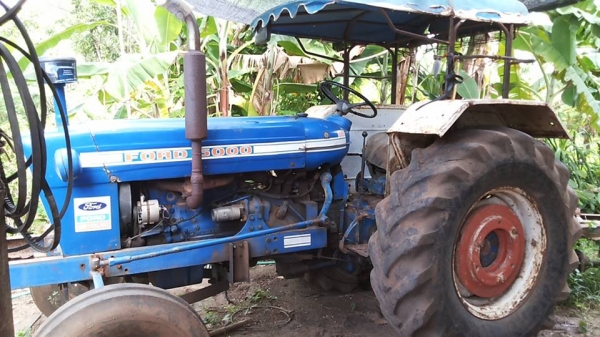 ***ขายแล้วครับขอบคุณ Truck2hand <ถูกๆจัดให้ ร่วมสู้ด้วยกัน พี่น้องครับ !!>>ขายถูกๆ รถไถเพลาเดียว FORD T2 รหัส 683F 6090AAB,703F 6016AAA เครื่องเดิมเกียร์เดิม เครื่องดี มีอ่อนนิดนึง เกียร์เดิมไม่หลุดไม่หอน ระบบไฮฯใช้งานปกติ ไม่แตก สีสันสวย บอดี้ดี