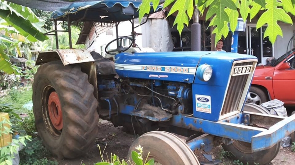 ***ขายแล้วครับขอบคุณ Truck2hand <ถูกๆจัดให้ ร่วมสู้ด้วยกัน พี่น้องครับ !!>>ขายถูกๆ รถไถเพลาเดียว FORD T2 รหัส 683F 6090AAB,703F 6016AAA เครื่องเดิมเกียร์เดิม เครื่องดี มีอ่อนนิดนึง เกียร์เดิมไม่หลุดไม่หอน ระบบไฮฯใช้งานปกติ ไม่แตก สีสันสวย บอดี้ดี