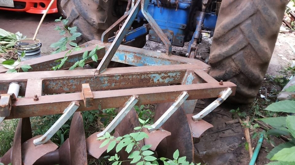 ***ขายแล้วครับขอบคุณ Truck2hand <ถูกๆจัดให้ ร่วมสู้ด้วยกัน พี่น้องครับ !!>>ขายถูกๆ รถไถเพลาเดียว FORD T2 รหัส 683F 6090AAB,703F 6016AAA เครื่องเดิมเกียร์เดิม เครื่องดี มีอ่อนนิดนึง เกียร์เดิมไม่หลุดไม่หอน ระบบไฮฯใช้งานปกติ ไม่แตก สีสันสวย บอดี้ดี