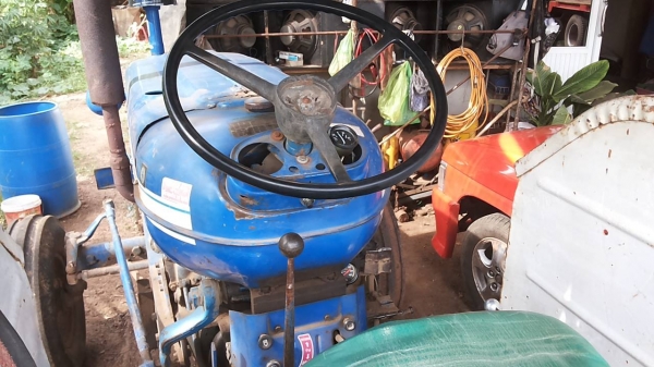 ***ขายแล้วครับขอบคุณ Truck2hand <ถูกๆจัดให้ ร่วมสู้ด้วยกัน พี่น้องครับ !!>>ขายถูกๆ รถไถเพลาเดียว FORD T2 รหัส 683F 6090AAB,703F 6016AAA เครื่องเดิมเกียร์เดิม เครื่องดี มีอ่อนนิดนึง เกียร์เดิมไม่หลุดไม่หอน ระบบไฮฯใช้งานปกติ ไม่แตก สีสันสวย บอดี้ดี