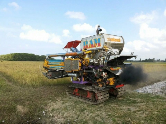 ขายรถเกี่ยวข้าว1750000สนใจดูในyou tubbeพิมพ์อู่ช่างราม