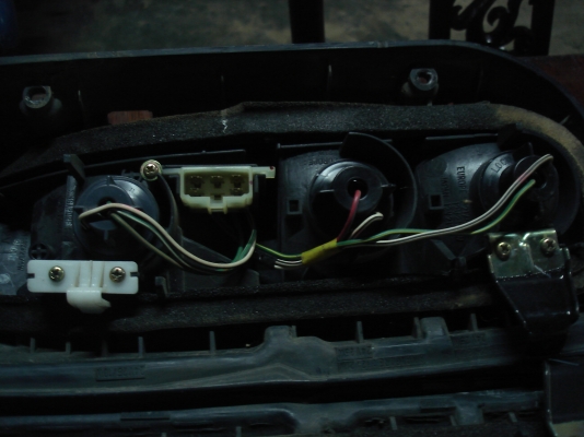 ไฟท้าย TOYOTA COMUTER แท้ติดรถ ไม่แตกไม่มีร้าว