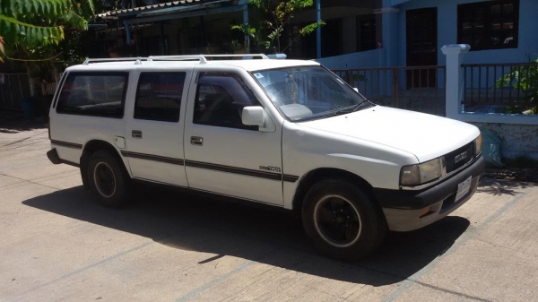 Isuzu 5 Door Van 1993 สีขาวสวยๆ มังกรทอง 2800 CC (เครื่องเงียบและแรงตามใจสั่ง)เครื่อง ช่วงล่างดี แอร์เย็น พวงมาลัยเพาเวอร์ กระจกมือหมุนล้อ แม็กสวย เกียร์ธรรมดาภาษี 58 กล้า.. ท้า.. ลองขับ