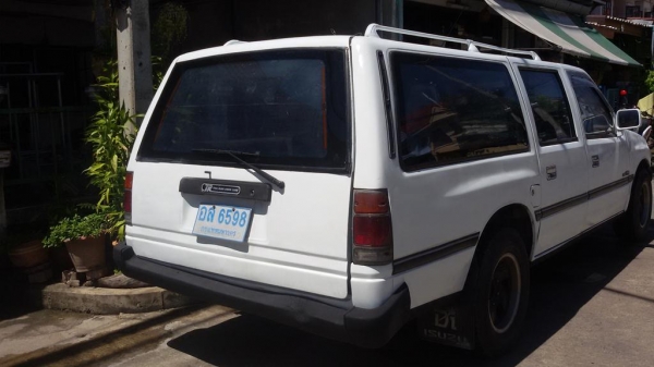 Isuzu 5 Door Van 1993 สีขาวสวยๆ มังกรทอง 2800 CC (เครื่องเงียบและแรงตามใจสั่ง)เครื่อง ช่วงล่างดี แอร์เย็น พวงมาลัยเพาเวอร์ กระจกมือหมุนล้อ แม็กสวย เกียร์ธรรมดาภาษี 58 กล้า.. ท้า.. ลองขับ