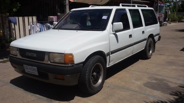 Isuzu 5 Door Van 1993 สีขาวสวยๆ มังกรทอง 2800 CC (เครื่องเงียบและแรงตามใจสั่ง)เครื่อง ช่วงล่างดี แอร์เย็น พวงมาลัยเพาเวอร์ กระจกมือหมุนล้อ แม็กสวย เกียร์ธรรมดาภาษี 58 กล้า.. ท้า.. ลองขับ