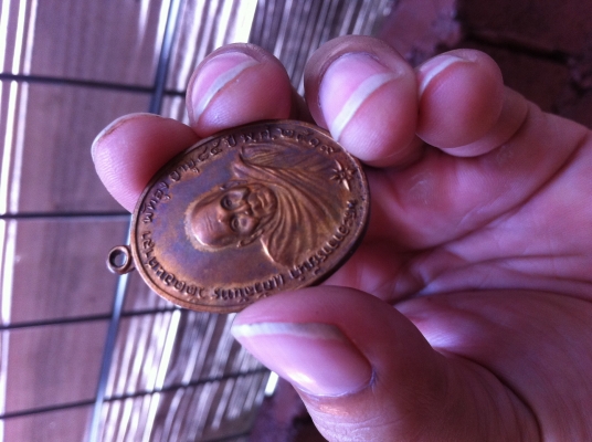 เหรียญอาจารนำบล๊อกไหล่จุด