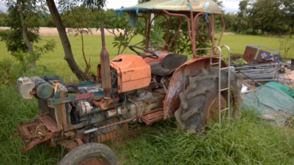 ขายเหมาสองคัน ฟอร์ดรุ่นรวงข้าว + คูโบต้า 30 แรง ติดเครื่องได้ ไม่มีแบต