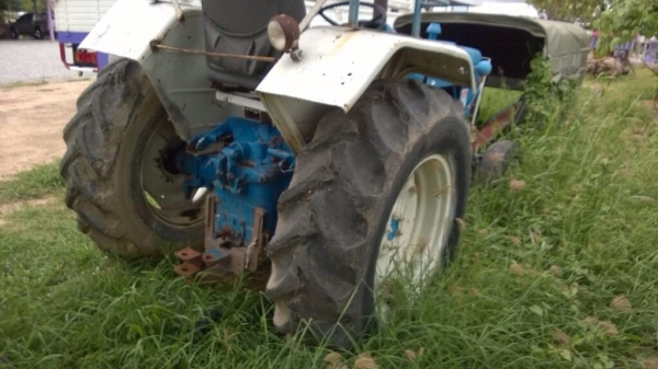 ขายเหมาสองคัน ฟอร์ดรุ่นรวงข้าว + คูโบต้า 30 แรง ติดเครื่องได้ ไม่มีแบต