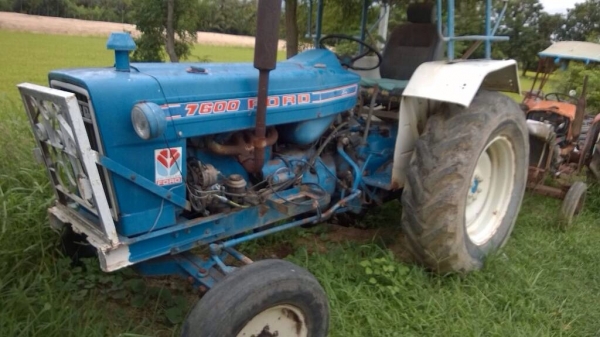 ขายเหมาสองคัน ฟอร์ดรุ่นรวงข้าว + คูโบต้า 30 แรง ติดเครื่องได้ ไม่มีแบต